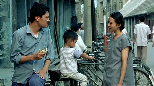    看《孔雀》这部电影让我想起了很多过去的东西：媒砖，露出石面的老房子，衣着朴