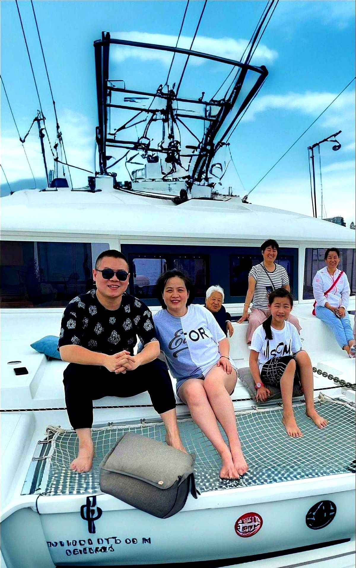 岳云鹏昨天发布了一家人在租游艇在海上游玩的照片，结果引发了一些人的嫉妒，有人就说