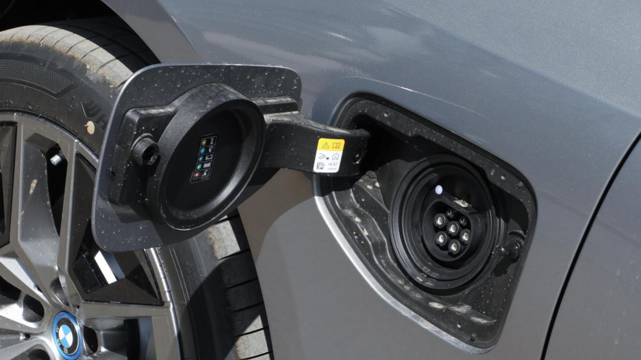 售43.99万元，续航提升至618km，2025款宝马i5 eDrive35L上市