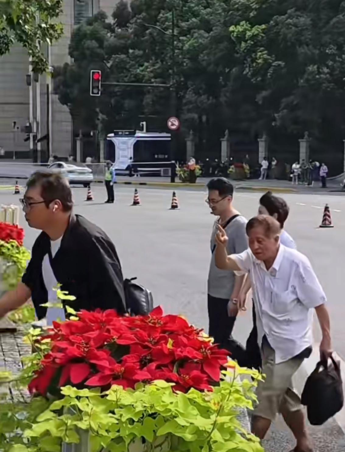八十多岁的建工爷叔走路带风，还拎着黑色公文包，边走边指点江山！乍一看还真的颇有普