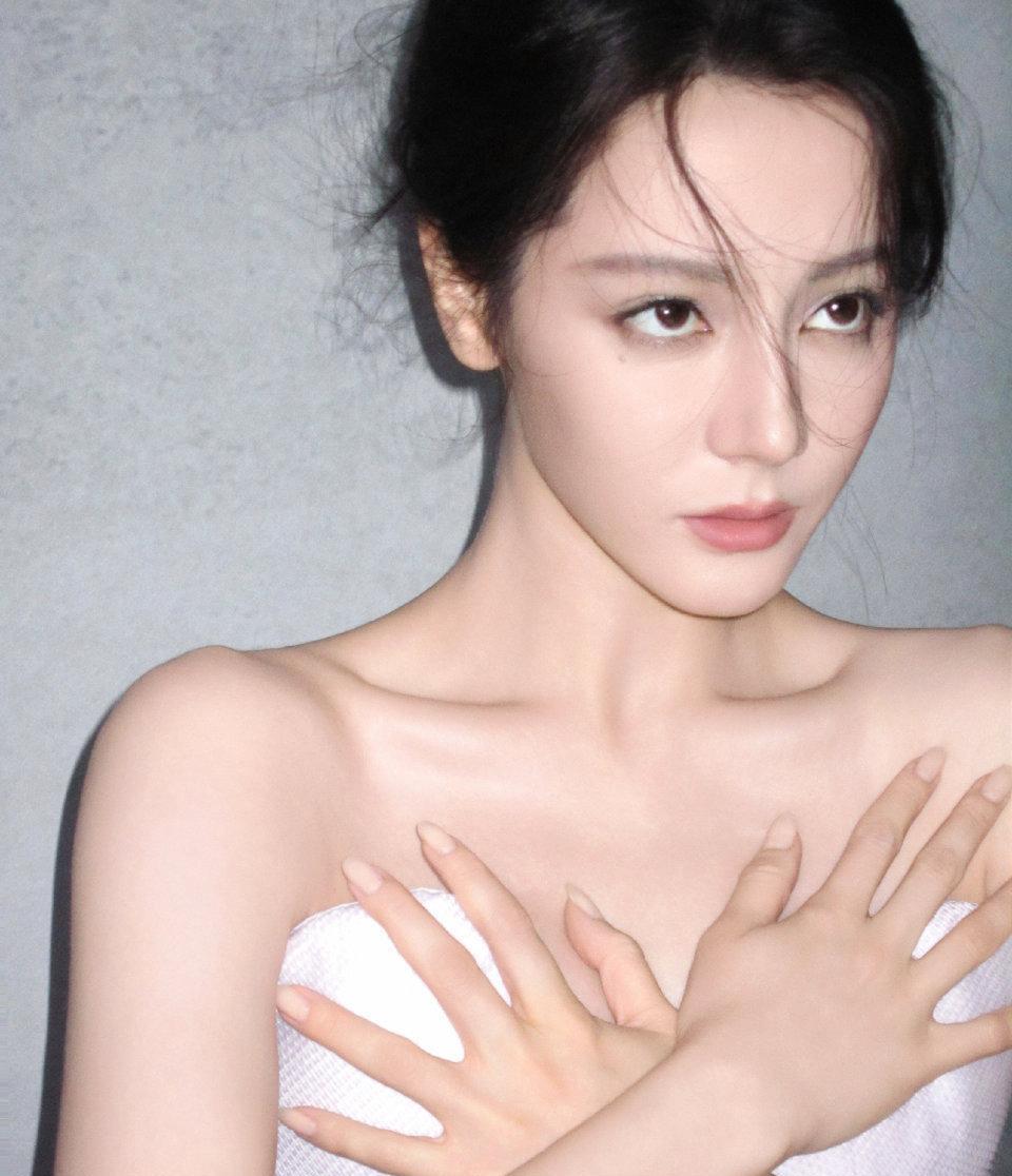 她这次真的出圈了！
迪丽热巴在《利剑玫瑰》里，
饰演的女警