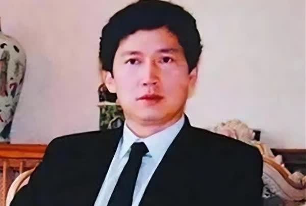 1989年，40岁李春平娶了78岁好莱坞影星，继承70亿遗产，但代价是给她端屎端