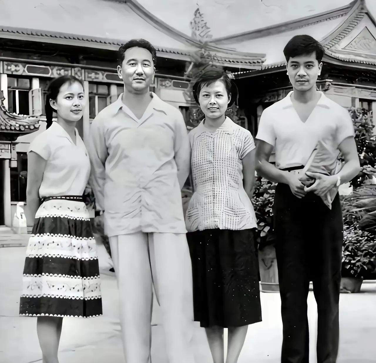 这里都是当年播音员的大咖，大家看看你能叫出几个人的名字？有些人你肯定能叫出名字，
