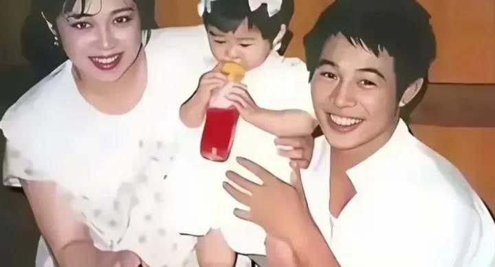 李连杰与妻子黄秋燕及女儿李思在一起，笑容灿烂，笑容可掬，温暖又温馨，其乐融融，留