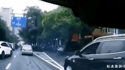 开车不能斗气，遇事更不能狂躁，不知道什么时候会碰到狠人，可能命都会没了。
黑车正