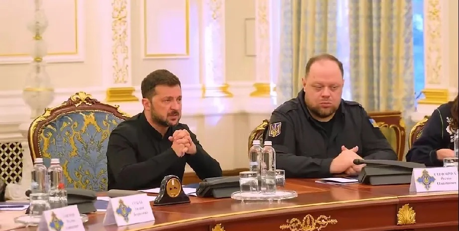 乌克兰领导班子开会，大伙儿都垂着头，看起来情绪低落。



前方战事：['乌克兰