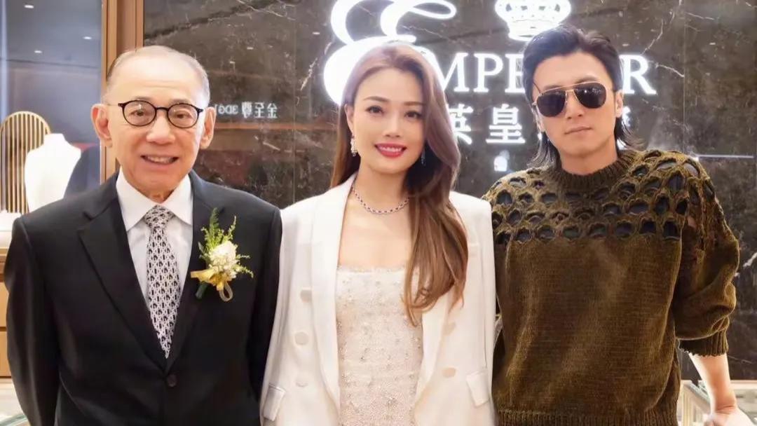 英皇老板杨受成生日，性感女神温碧霞为其庆生，动作亲密惹争议
