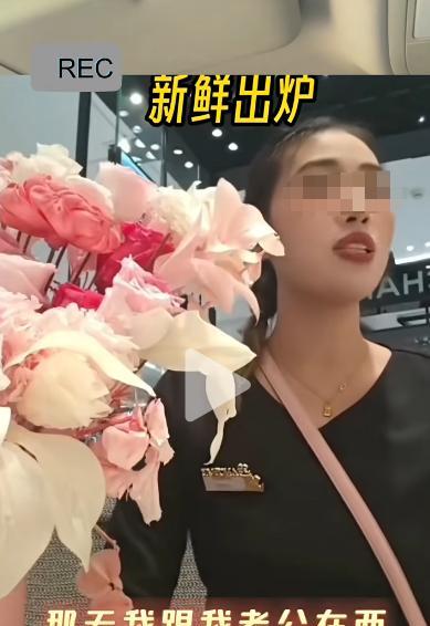 西贝故事会更新了！这次的故事女主说话脸不红，真能憋住心里笑，太逗了！
一位女顾客