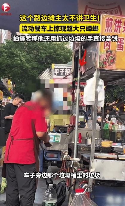 广东深圳一女子在街边小摊等人，不料却让她看到了旁边小摊老板用手抓完垃圾不洗手又抓