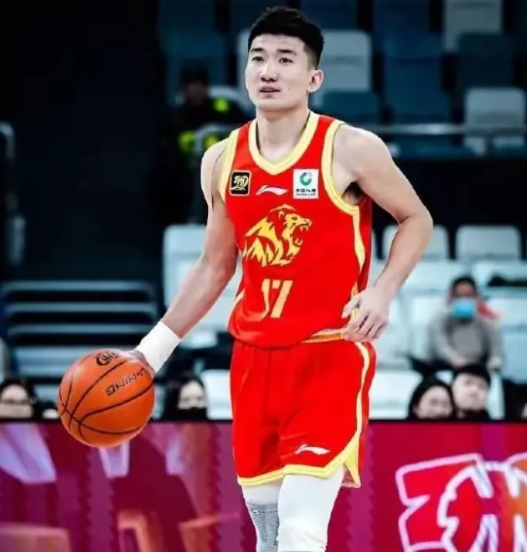 孙铭徵骨折后带来的几个严重后果！
1 第一个严重后果
骨折后孙总这个赛季基本上宣