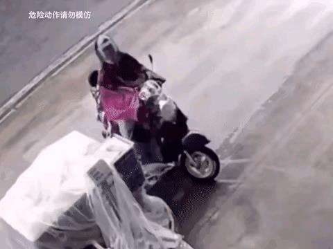 做贼心虚，得不偿失
大家都知道做贼心虚这个成语，今天这个视频，淋漓尽致地展示了这