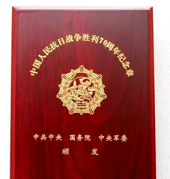 被我军歼灭的第一位国军师长，70年后，为何又被我军颁发了奖章？
  《潜伏》里有