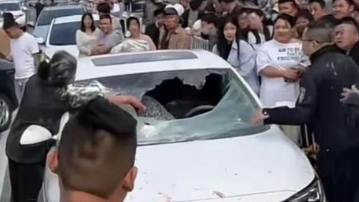 当街暴打小三戏码再现 这次主角美到全网求情