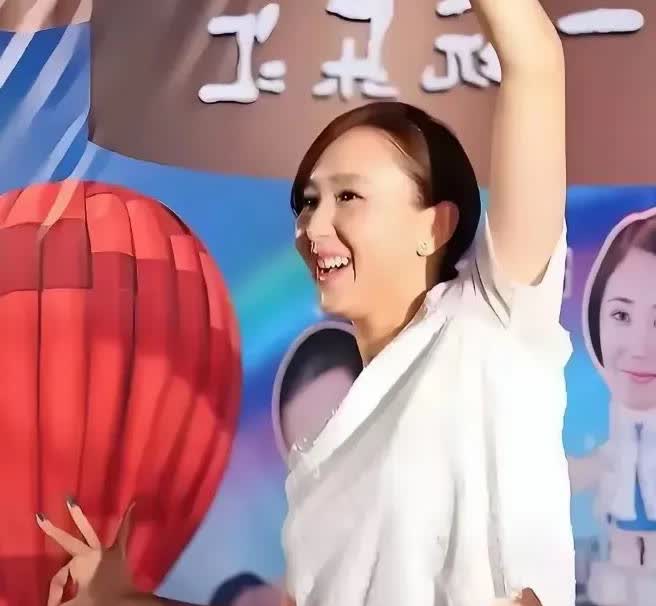 胡静咋也想不到，

自己小肚子上热搜了。

就因为有点赘肉，

被好
