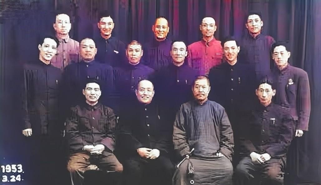 1953年，侯宝林到天津与张寿臣、马三立等人合影时，为何只能站着
候宝林辈分比马