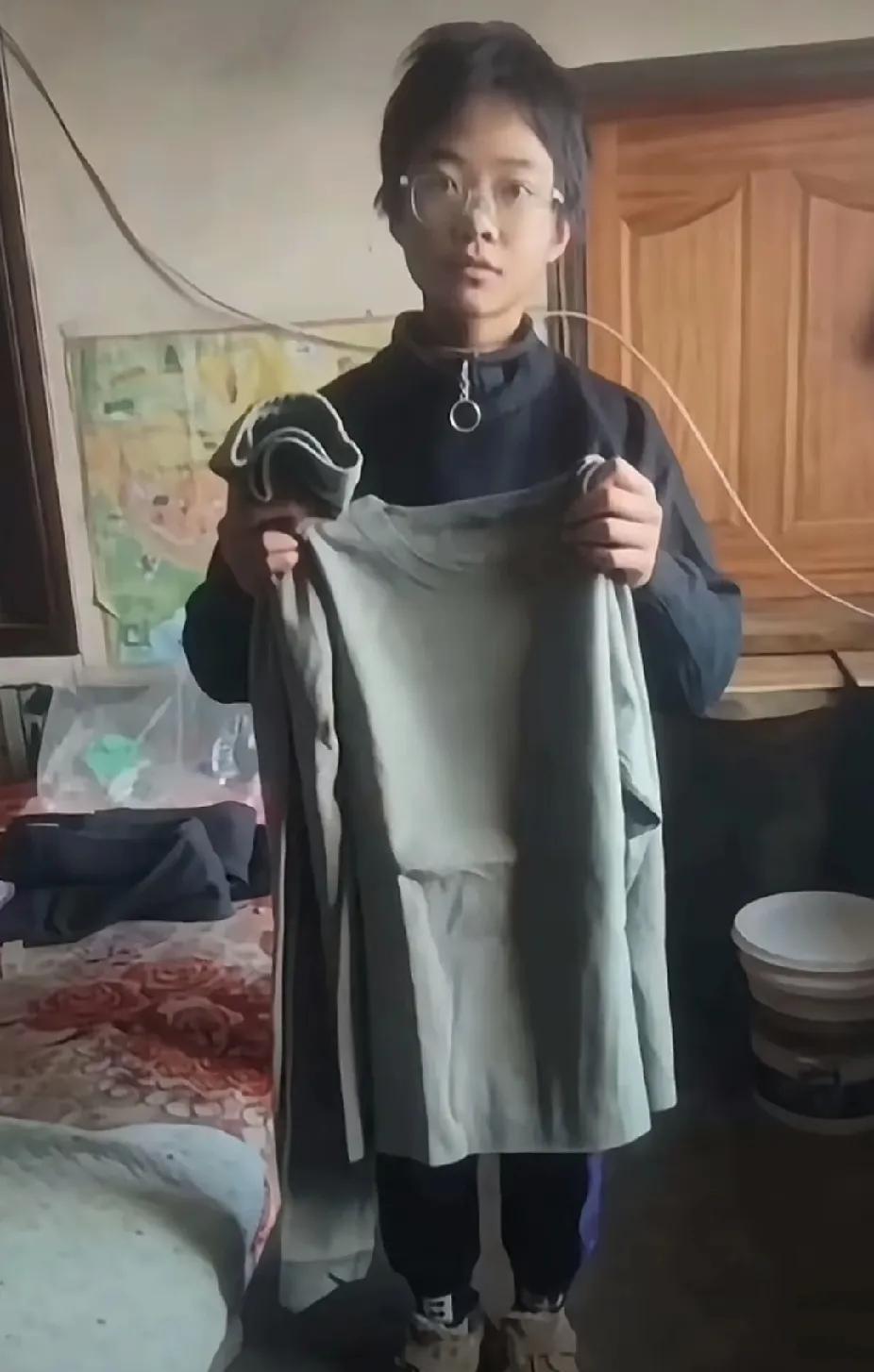 胡雷资助女孩儿最后的影像。
爱美是每个女孩儿的天性，特别是头发对于女生来说很重要