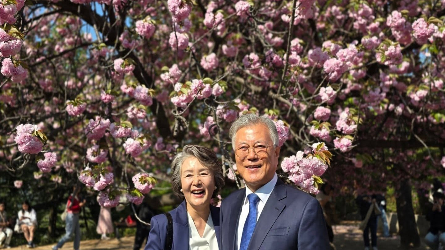 文在寅和夫人赏花！夫妻俩满头白发笑得很开心，退休生活惬意得很