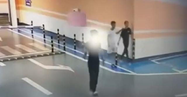 湖南，三名男子深夜潜入一家商场地下车库，盯上了一台百万豪车迈巴赫。三人借助工具，