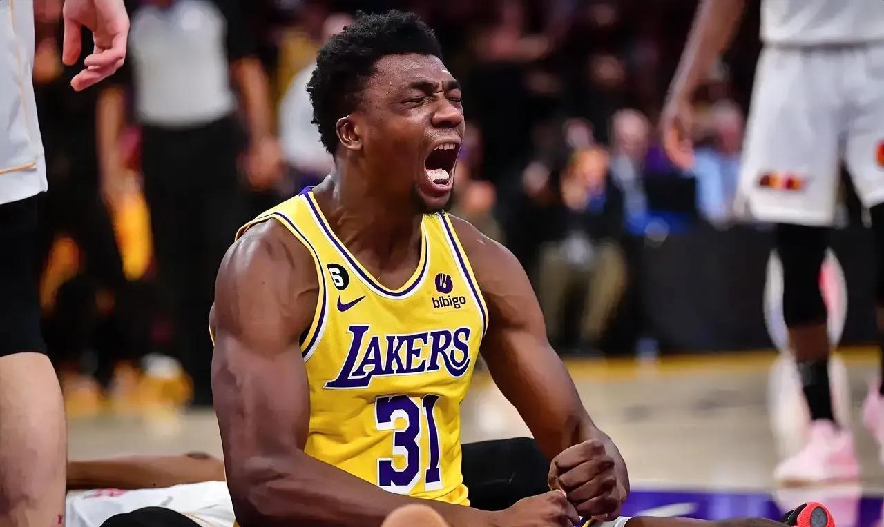 《托布哭求詹姆斯：哥，我错了！欧洲太远，湖人还缺人擦地板不？》
家人们，NBA版