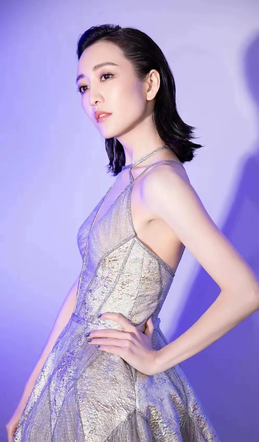 王鸥这次红毯造型太戳我了，银色流光裙随着步伐轻轻摆动，像把星河穿在了身上。她低头
