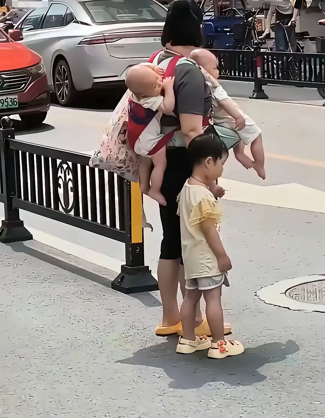 如实回答。给她发多少生育补贴好？
