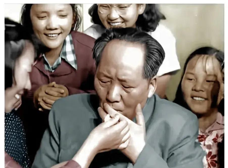 1957年5月15日至25日，中国共产主义青年团改名，25日，毛泽东接见大会代表