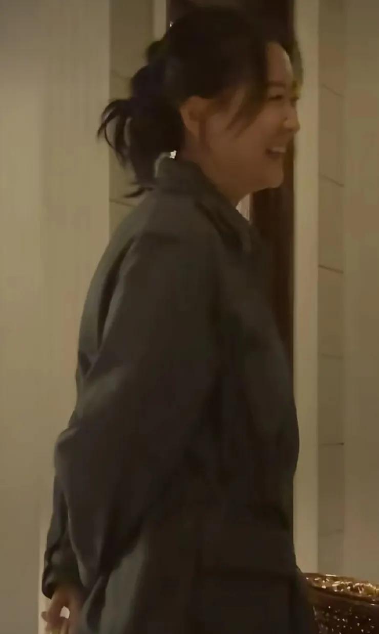 贾玲4月29号生日这天出现在上海某餐厅，还是那么瘦！她穿了一身Prada，拎着P