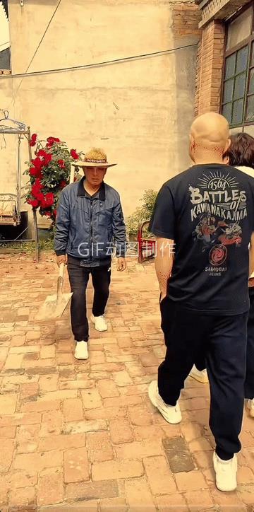 儿子儿媳一起逗爹玩呢，一下子就把爹逗蒙圈了！
虽说是摆拍，妙就妙在情节的自然。