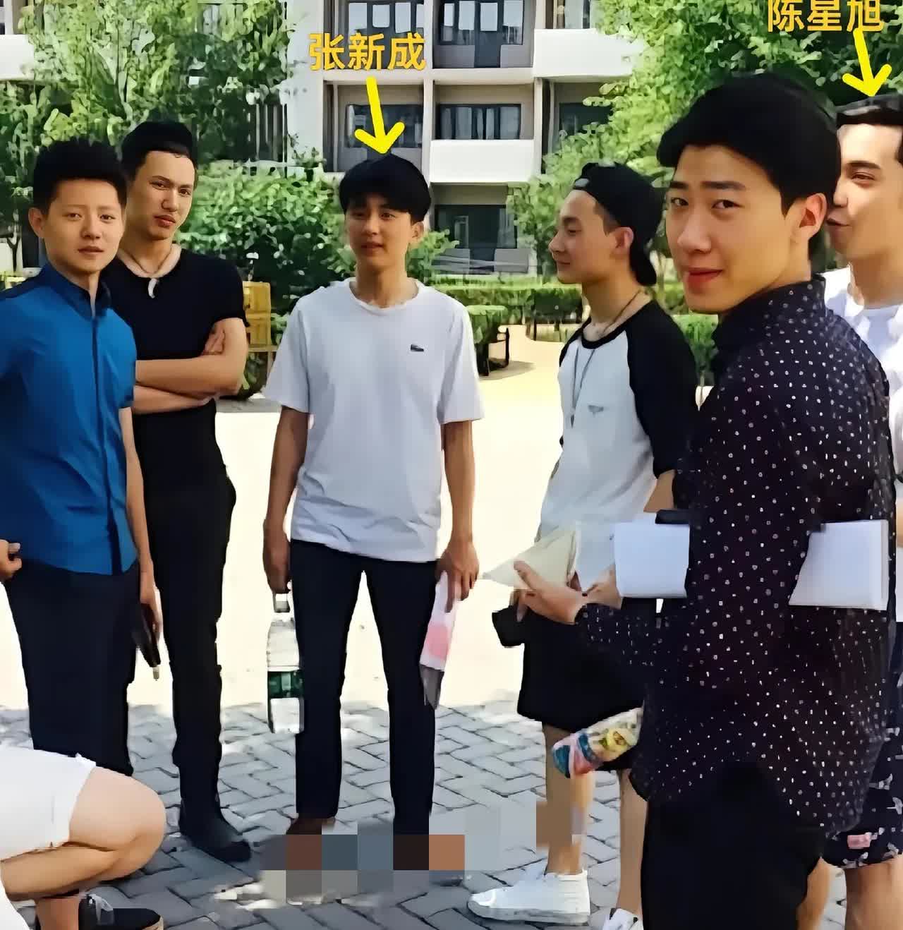 张新成刘昊然王玉雯陈星旭
都是北舞附中的
看照片张新成是帅的最凸出的
刘昊