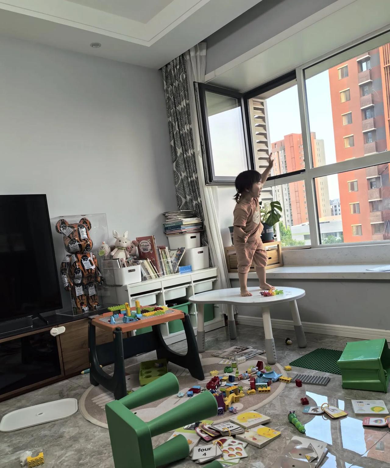 亲家母跟我视频，说她想外孙女了。
然后跟我说，这孩子长得像她爸爸，再生一个肯定是