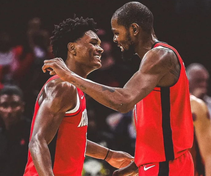 杜兰特最可贵的一点在于，他希望队里的年轻人扛起大旗……他不希望我们一味地依赖他，