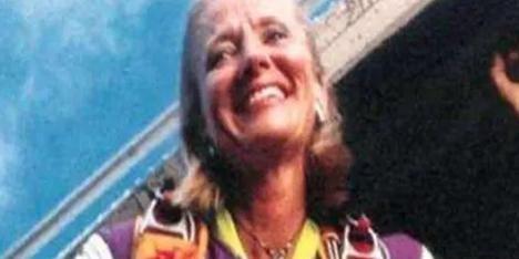 1999年，美国一名金融女高管在高空跳伞时，突然发现自己的伞包打不开 ，她绝望的