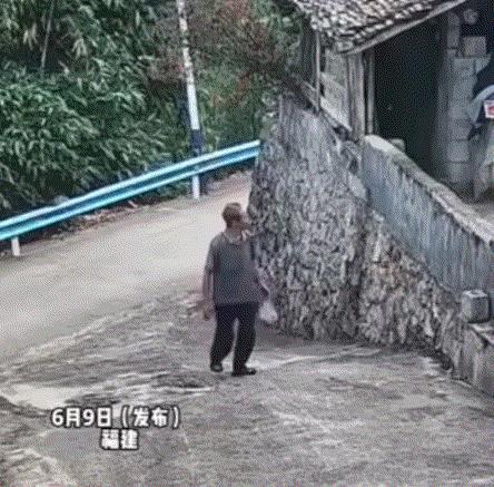福建，一女子这天查看老家监控时，无意间看到一位陌生老人提着一袋排骨来到她家院子里