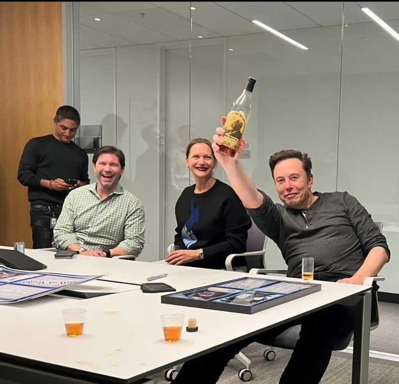 三年前的今天，马斯克以440亿美元收购了Twitter 。收购前Twitter的