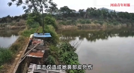 浙江金华，女子在喂狗时，一道闪电从天而降，直接将女子给击倒！本以为女子应该是死翘
