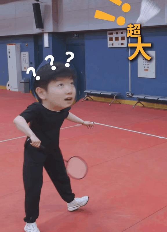 莎莎打羽毛球啦，乒里乒气的！
孙颖莎和李拉森一起打羽毛球，各种工具，各种玩法，两