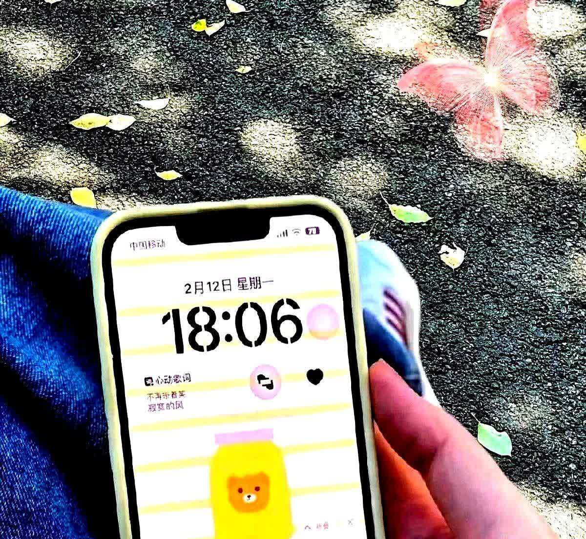 近日，南京一名女大学生将手机送到维修店修理，取回后发现手机相册里的照片被维修人员