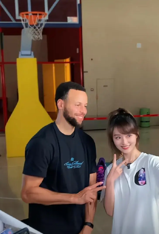 小七这下高兴了！
库里中国行，解说员小七终于可以跟偶像库里合照了，
小七一直是库