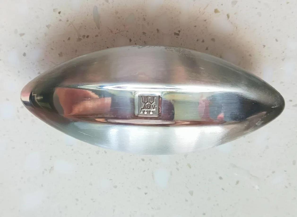 我今天清理冰箱，看到冰箱里，玻璃瓶里装着铁块儿的水快没了，就拿出来清洗。
这菱形