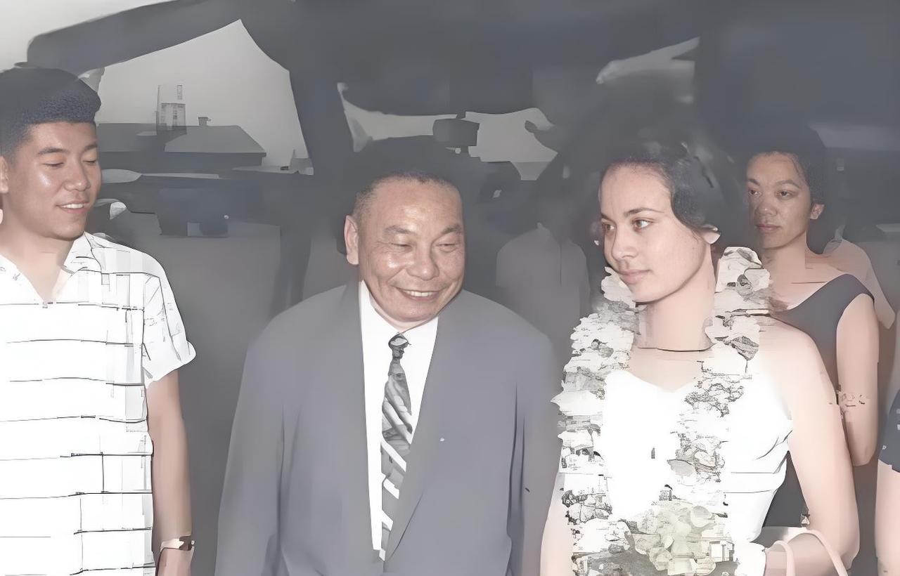 1960年5月，蒋孝章婚后首次回来探亲，父亲蒋经国到机场迎接时的老照片，镜头中的