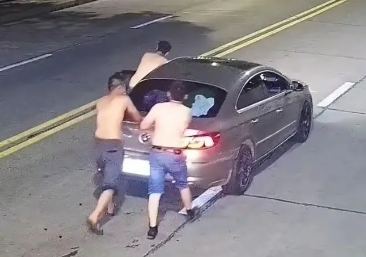 三汉酒后推车500米避酒驾！交警认定不违规但危险
雷女士开车路过樊魏路时，看到三