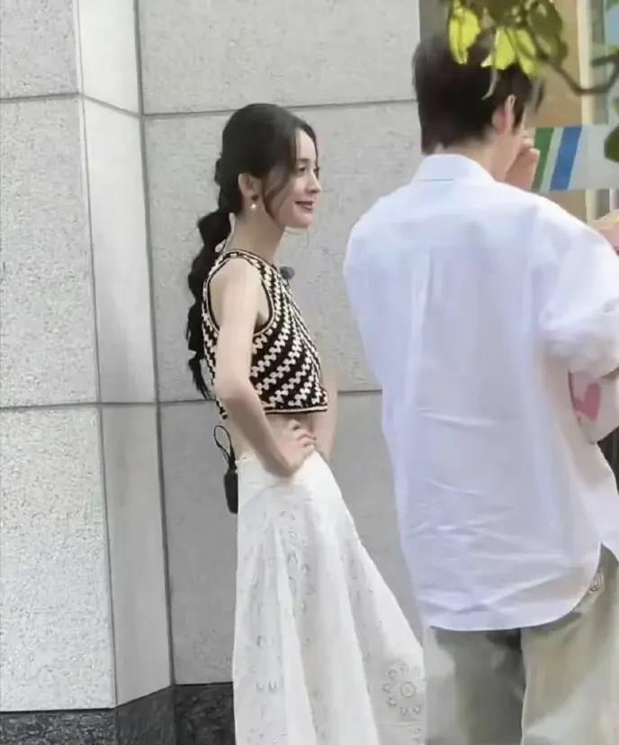 没有最瘦，只有更瘦

在女明星的日常里，大概瘦是她们的终身追求吧

被粉