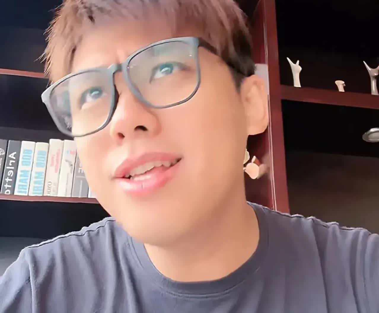 葛记者开直播了，很多粉丝宝宝都夸好帅啊，帅呆了，问的最多的问题还好是汪小菲和S家