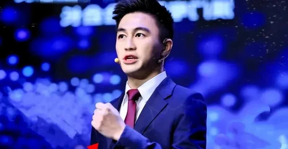 何猷君在哈佛太刚了！4月5号演讲时，有留学生问该留美还是回国，他直接现身说法：“