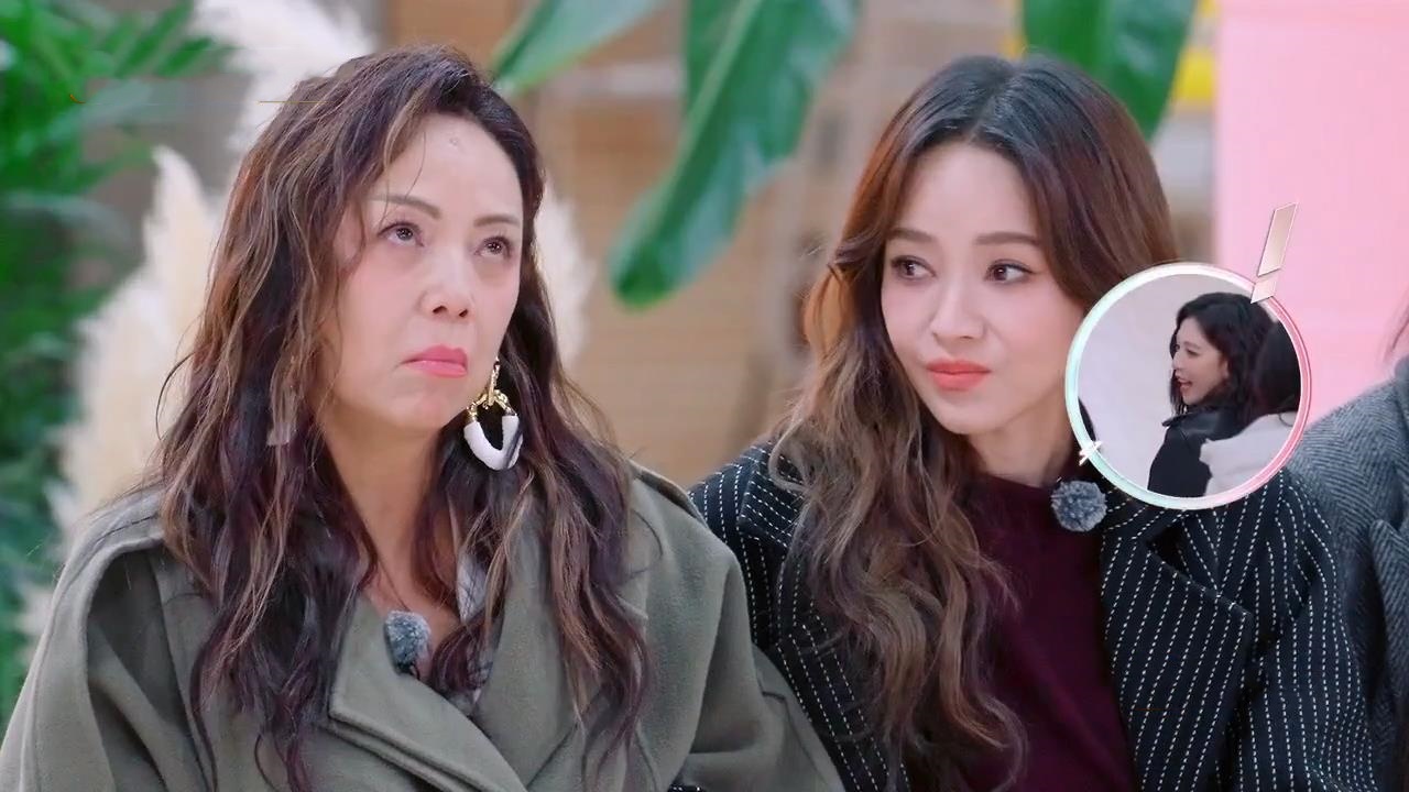 邓萃雯指着宋妍霏，对马吟吟说：“我觉得她很奇怪，她平常就是男人一样的。”
说完后