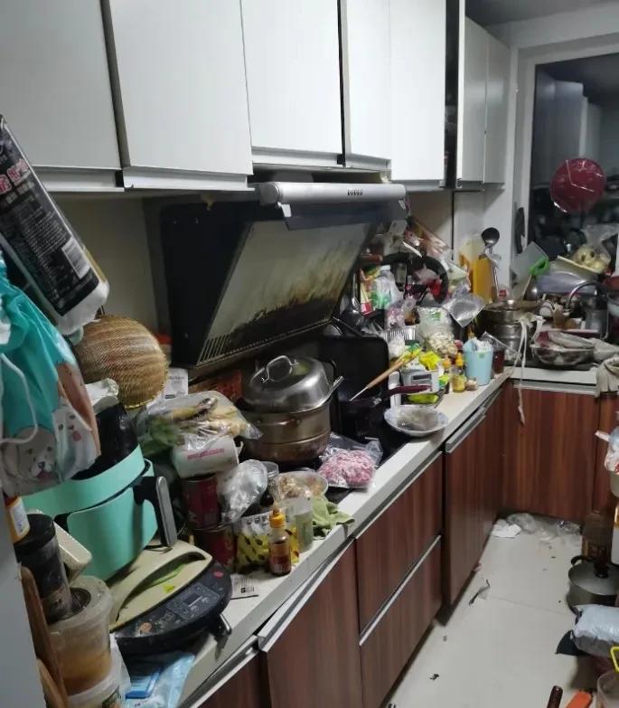 40岁离异女人第一次到现任男朋友家上门，劝退她的不是彩礼，而是他家的厨房！
饭还