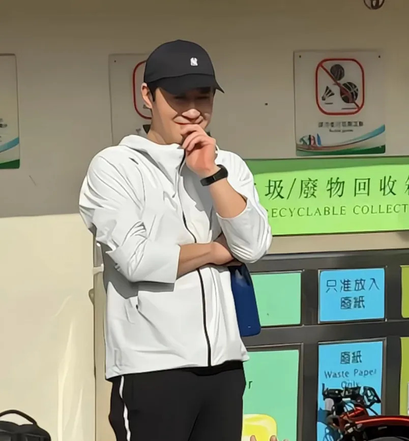 天王黎明带娃参加运动会











惊！58岁天王黎明竟现身女儿学校运
