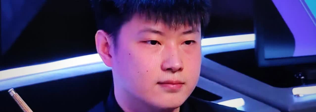 斯诺克英国公开赛第一轮，赵心童对阵赫吉尔。
    赫吉尔很准，拿下首局后，第