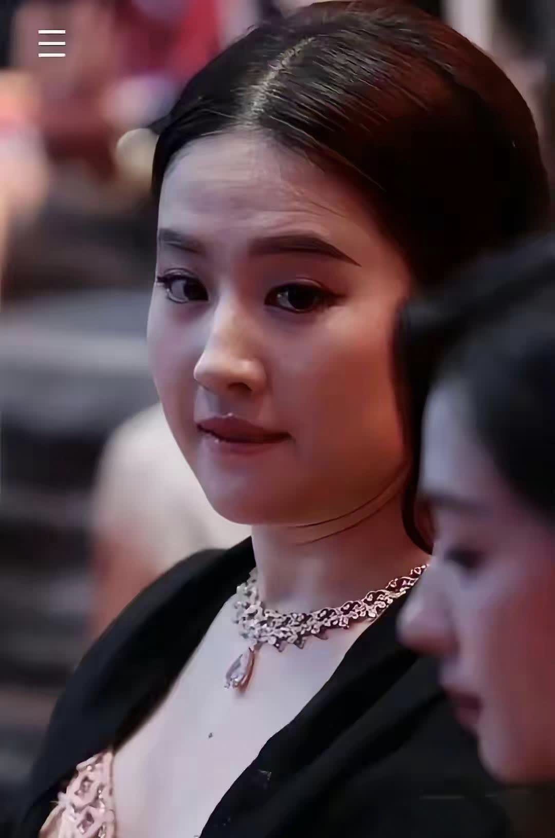高清镜头下刘亦菲的肌肤与可爱小表情 