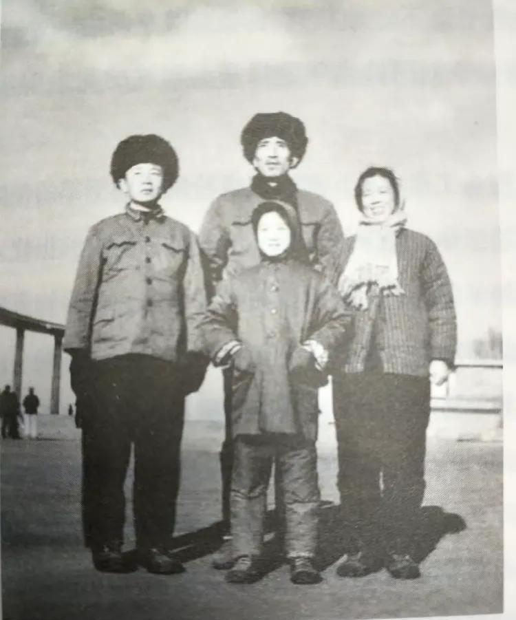 【老照片】图一照片比较模糊，但却真实记录了一段历史。他们是当年上海随知青一起来到
